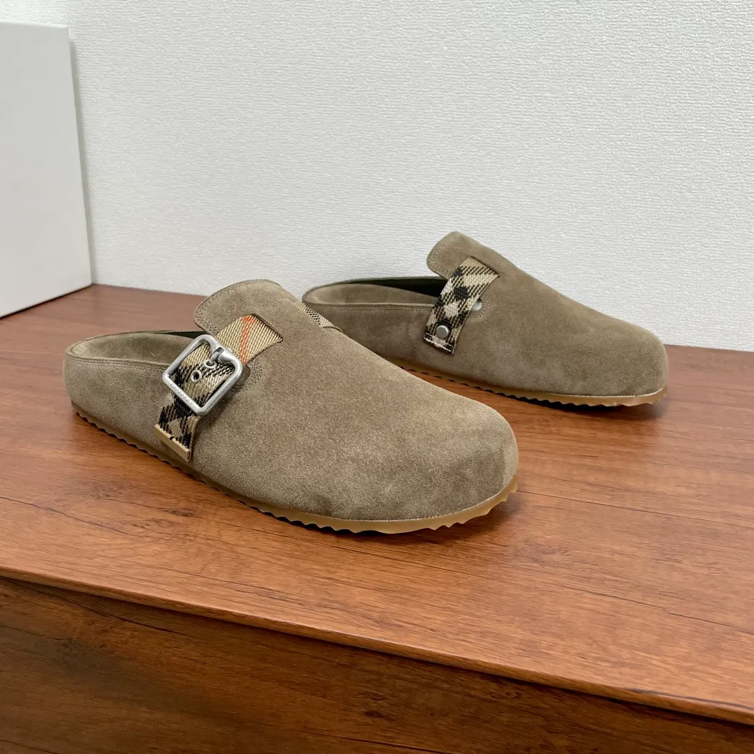 Men's Men's Shoes 💰340【New Style】🐝🐝Burberry New Burberry - Men's Checked Leather Urchin Half-Flop Sandal Made of soft suede cowhide and calfskin, these half-flop sandals feature an adjustable B-shaped buckle strap and are decorated with the signature sand-colored Burberry check in jacquard worsted. The upper wraps around the midsole and is paired with a sole made of the same upper material with an embossed logo on the heel and a wavy rubber outsole embellished with the Burberry lettering. Fashionable and casual! Comes with full set of original packaging dust bag! Code number: 39-40-41-42-43-44 standard code (38/45 can be customized and returns and exchanges are not supported)